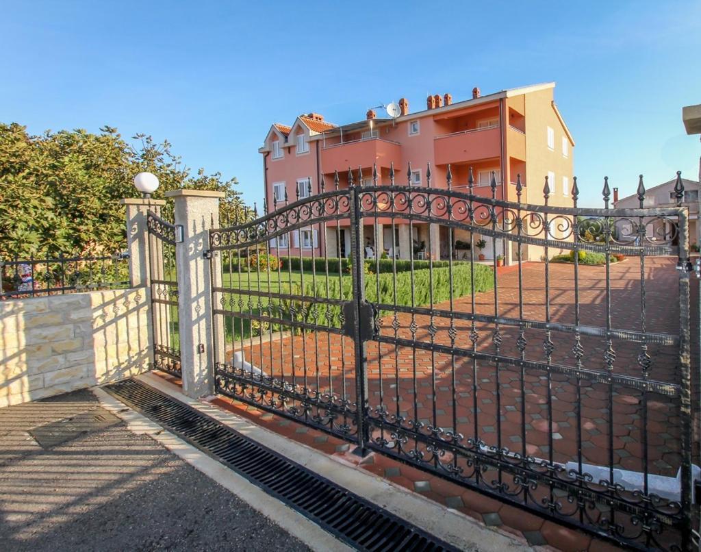 Neviđane Family Friendly Apartments With A Swimming Pool Nevidjane, Pasman - 18054 מראה חיצוני תמונה